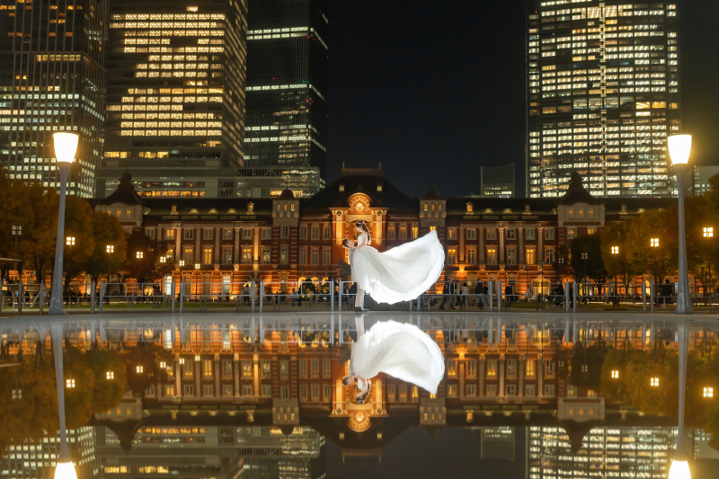 東京駅前リフレクション撮影、裾が舞う