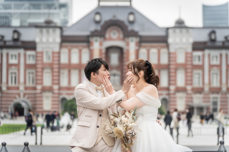 互いの頬に手を添えて見つめ合うふたり