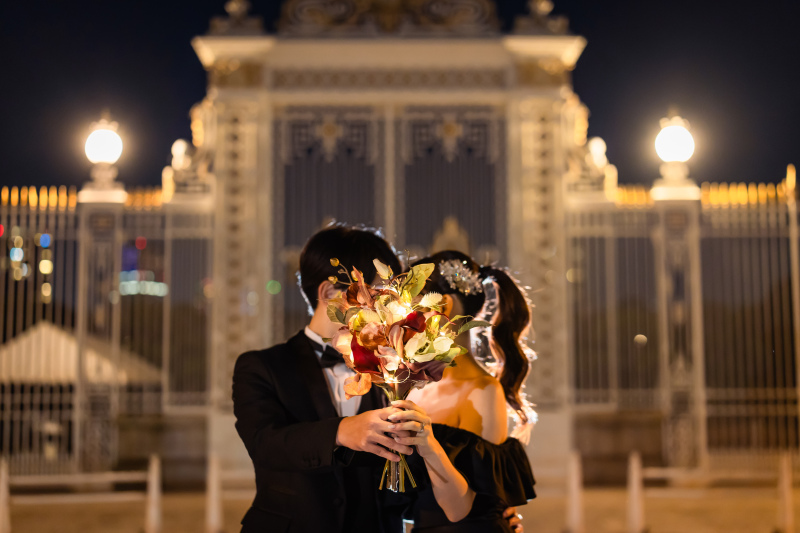 ブーケに隠れた迎賓館前のキスの甘い瞬間
