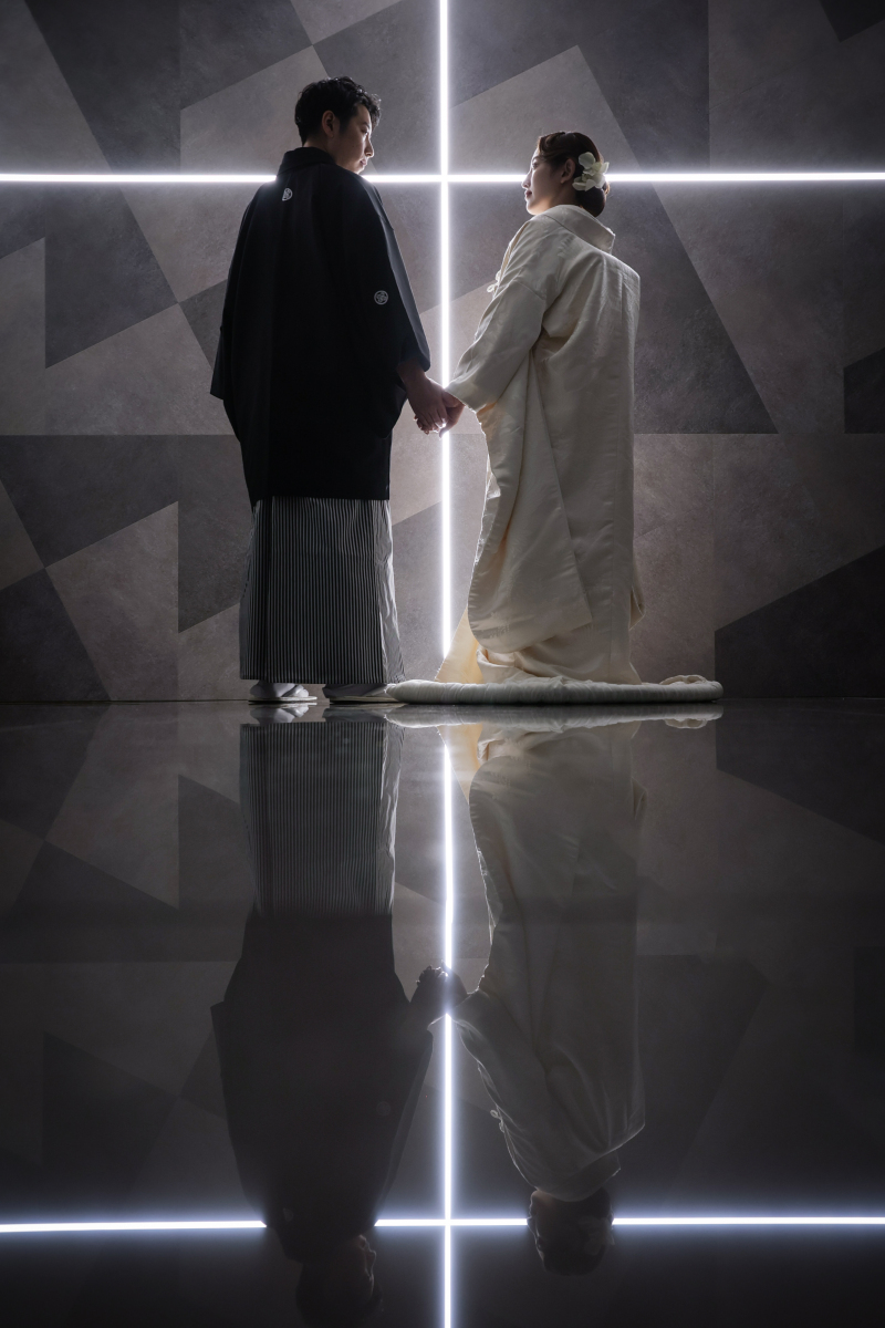 十字架をバックに