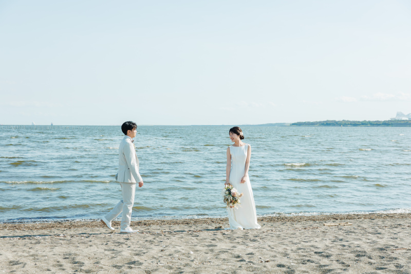砂浜に向かい合う清々しい佇まい