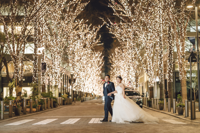 イルミネーションを背に