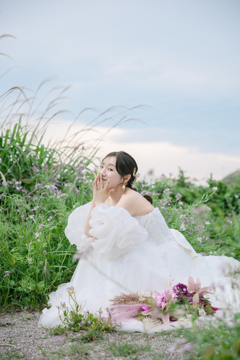 草原にはじける愛らしい表情