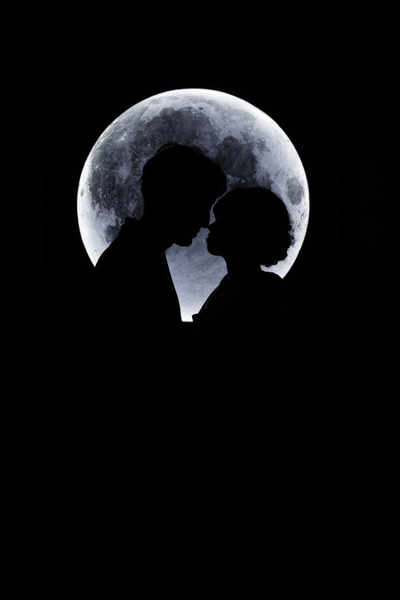 月明かりの下で