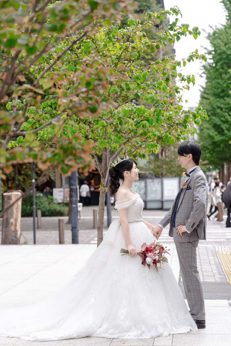 正面で向き合い距離を確かめる間