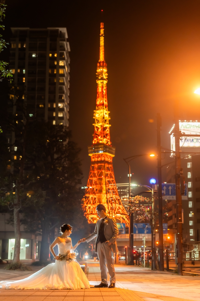 タワーの光の下で手をつなぐ夜