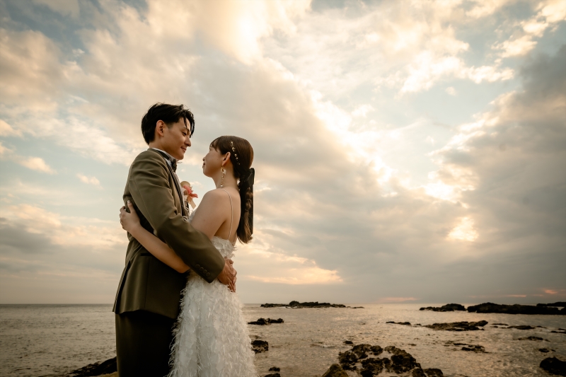 夕空の下で体を寄せ合う瞬間