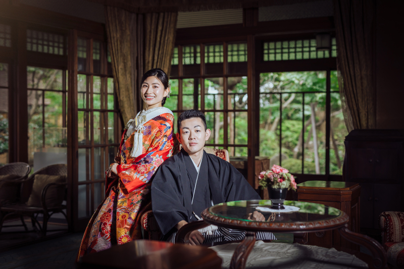 室内で椅子と卓を用いた新郎新婦様