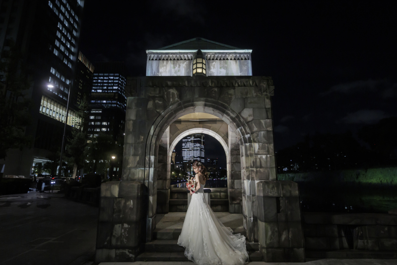 ソロで後ろ姿。目線を落として大人っぽく。