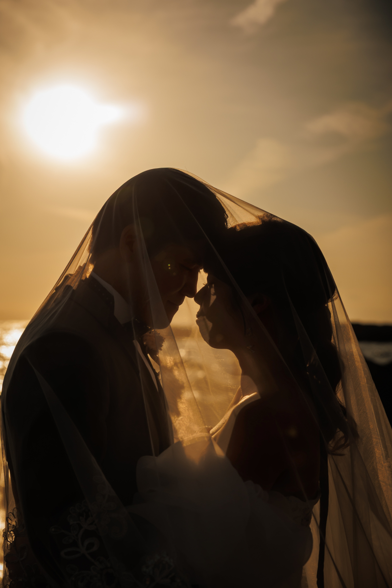 ベール越しに重なる夕日のシルエット