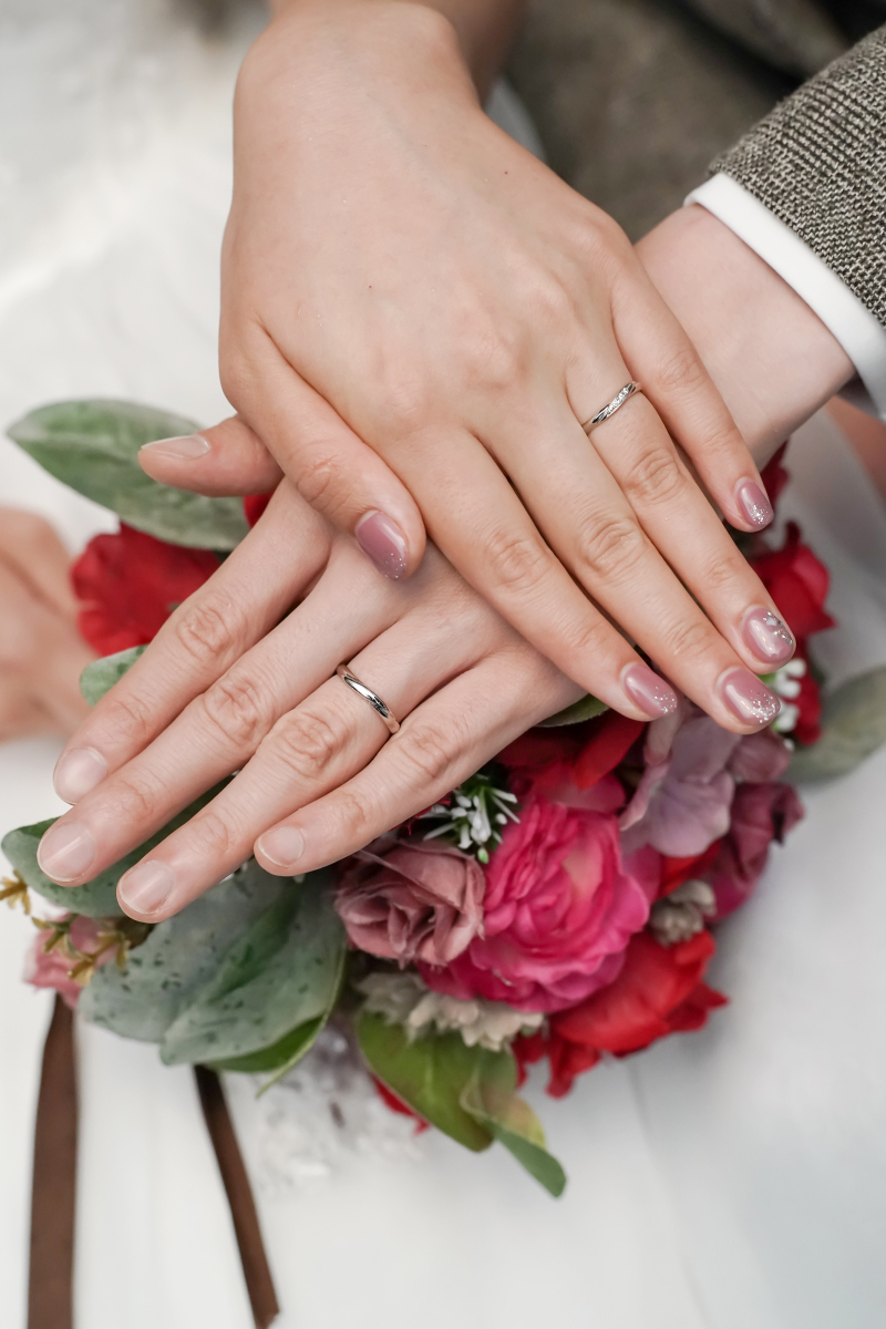 左手の薬指に光り輝く指輪♪