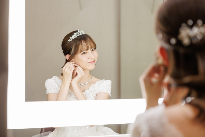 鏡越しに整う白いドレスの花嫁
