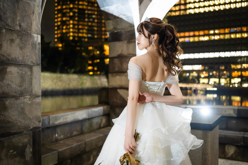 振り返る新婦様の背中とドレスライン