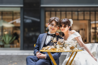 街角がステージに！レトロな街並みで彩る特別な一瞬