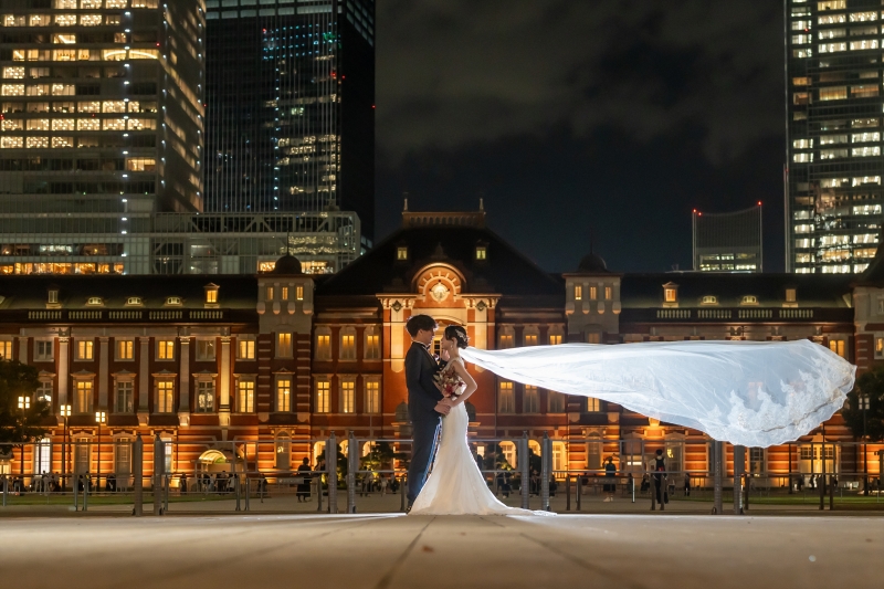 丸の内の街並みにとけこむ、大人かわいい夜のフォトウェディング
