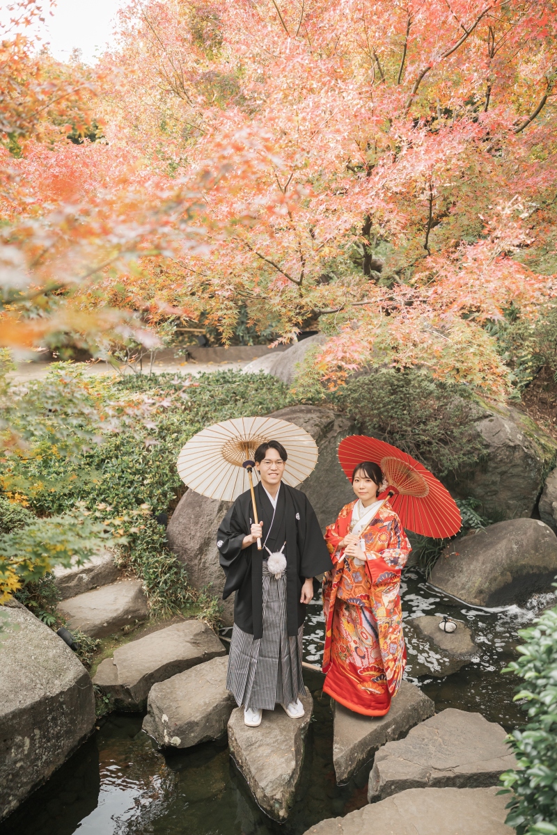 白と赤の和傘に包まれた落ち着き