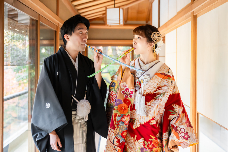 廊下で向き合う二人のおどけた表情