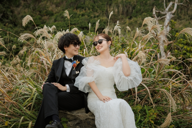 サングラスをかけて笑う午後の表情