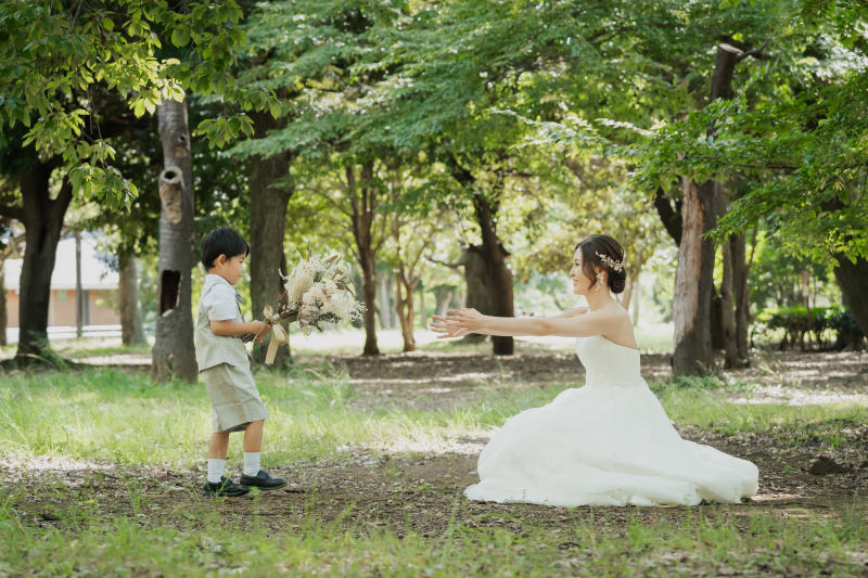 腕を広げる母の呼びかけ