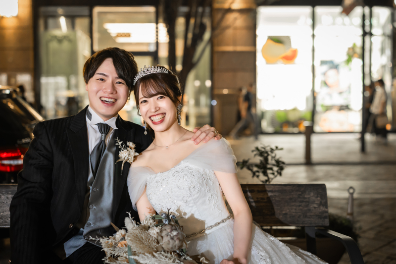 肩を寄せ笑顔が並ぶ新郎新婦様