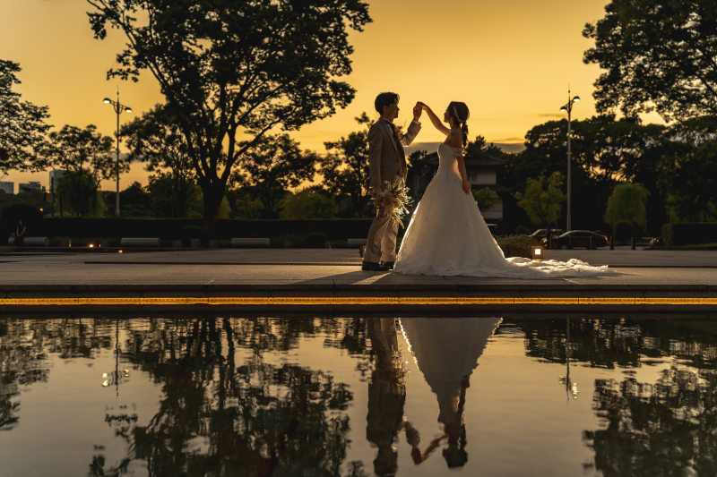 夕陽と水面に映るお二人のシルエット♡