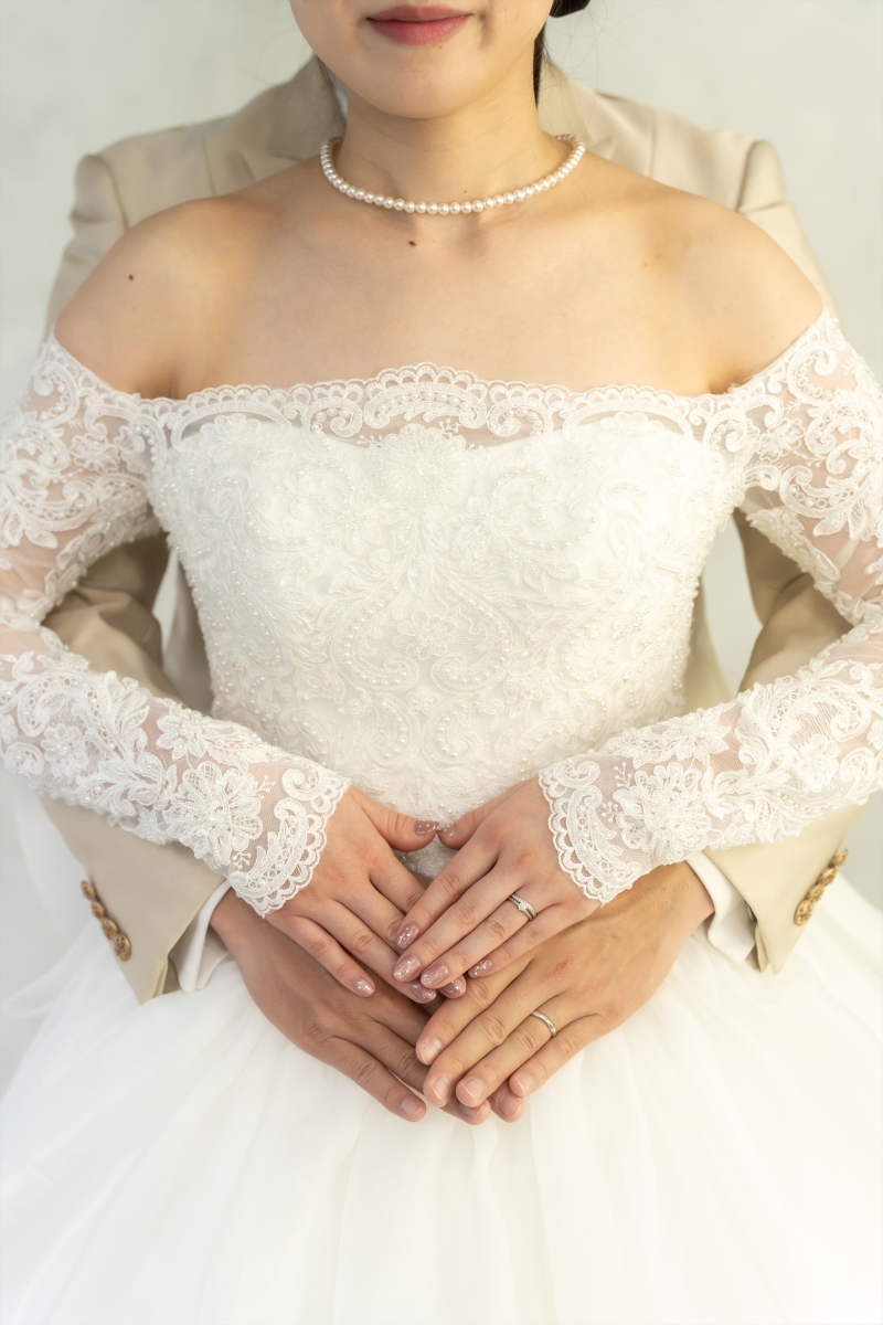 重なり合う手元に光る指輪