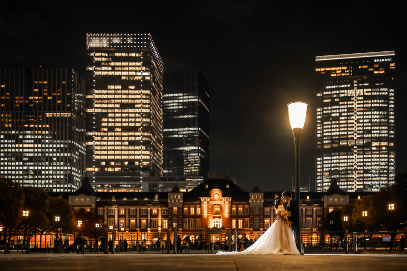 夜景の中に溶け込むドレスのトレーン