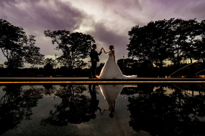 夕暮れの空に溶け込むシルエットのふたり