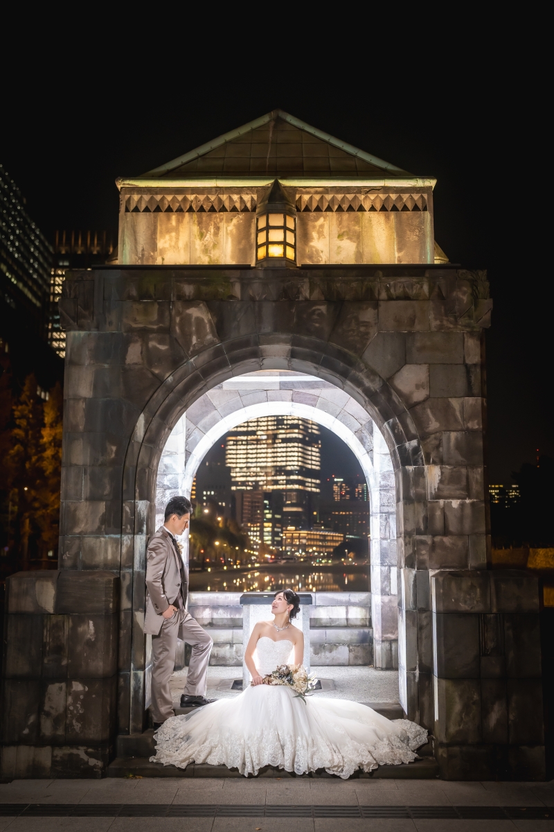 石のアーチに佇む夜の二人