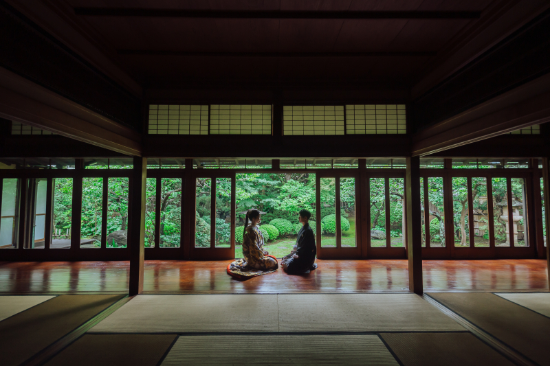 視線を交わして落ち着く姿勢