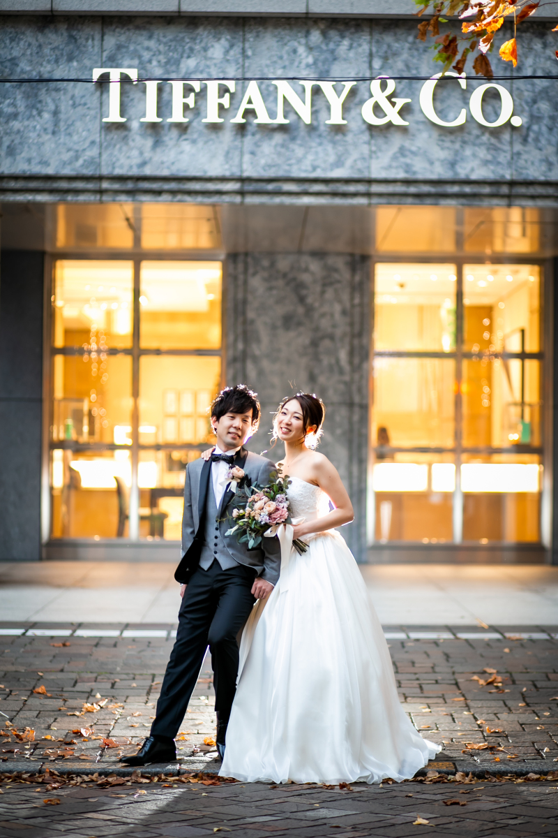 ブランドショップ前で