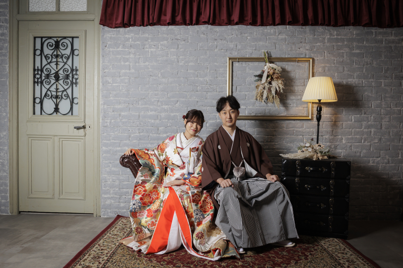 和装で並ぶ、ふたりの落ち着いた時間