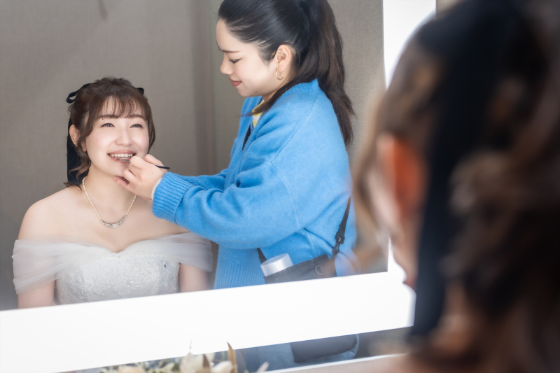 メイクブラシの前で微笑む花嫁様
