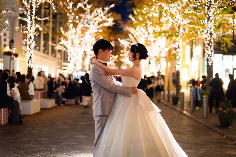イルミネーションの下で向き合う表情の明るさ