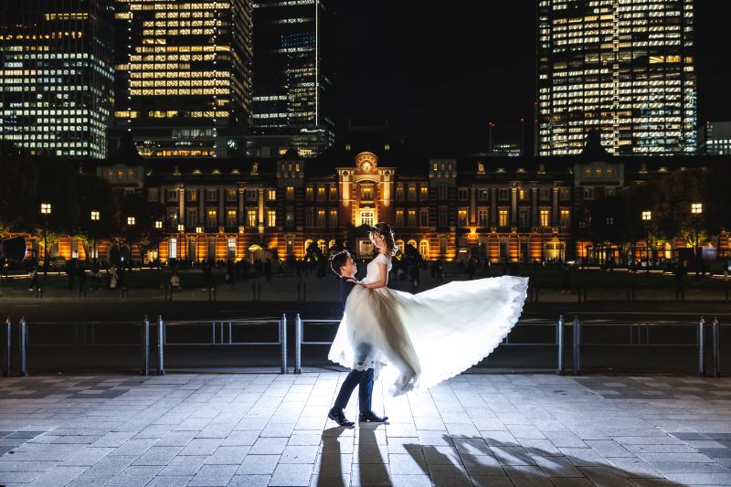 抱き上げられドレスを舞わせる花嫁