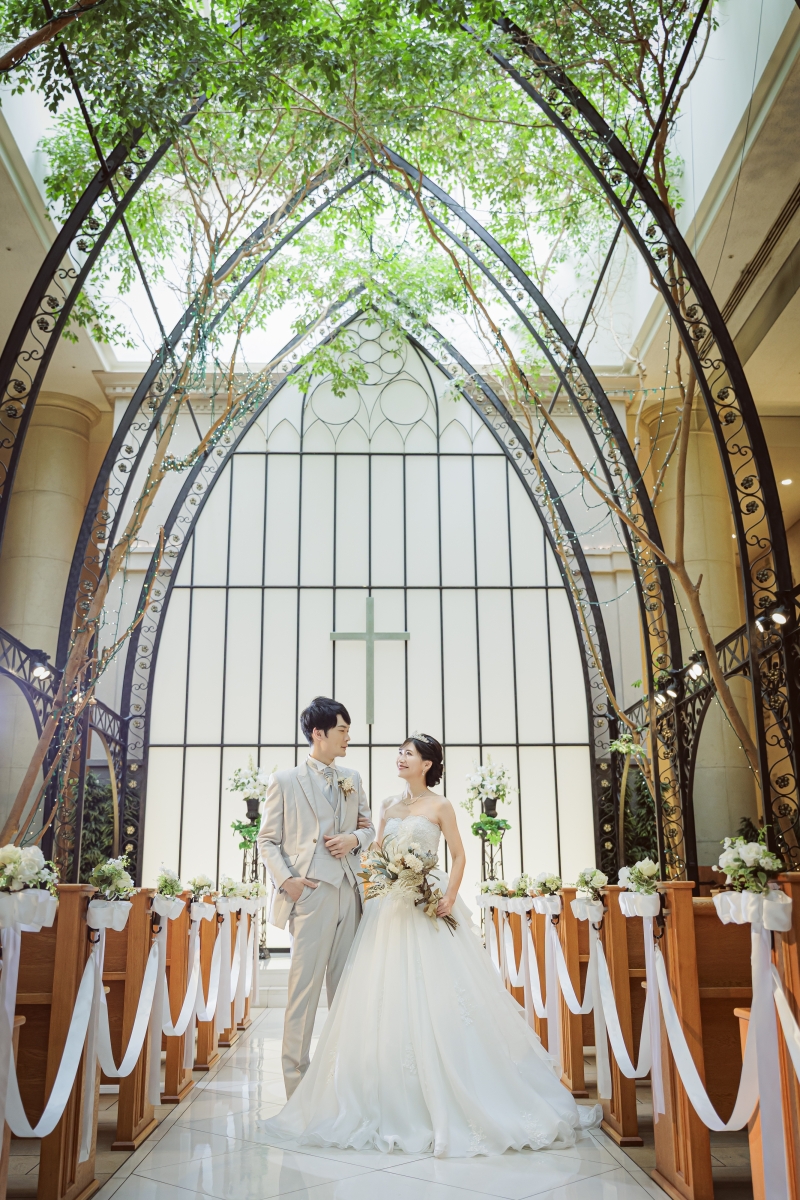 バージンロードで歩み弾むふたり