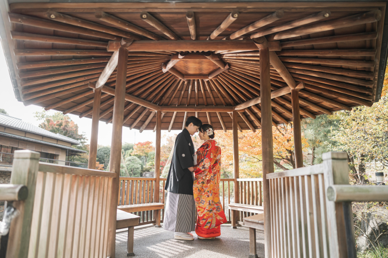 東屋の中で向き合う静かな存在感