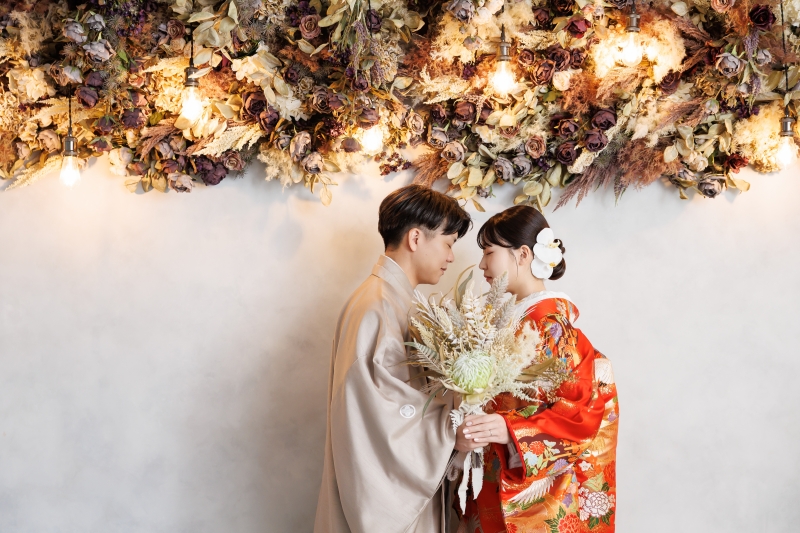 花の前で顔を寄せる静かな親密さ