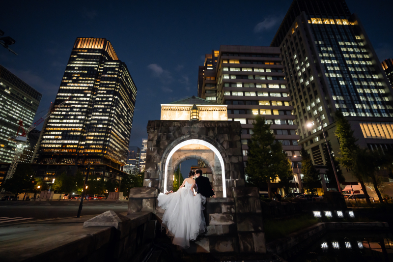 夜景を背にキスが重なる瞬間
