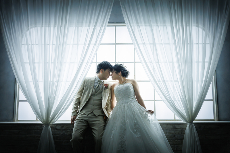 窓前で腰掛け向き合う