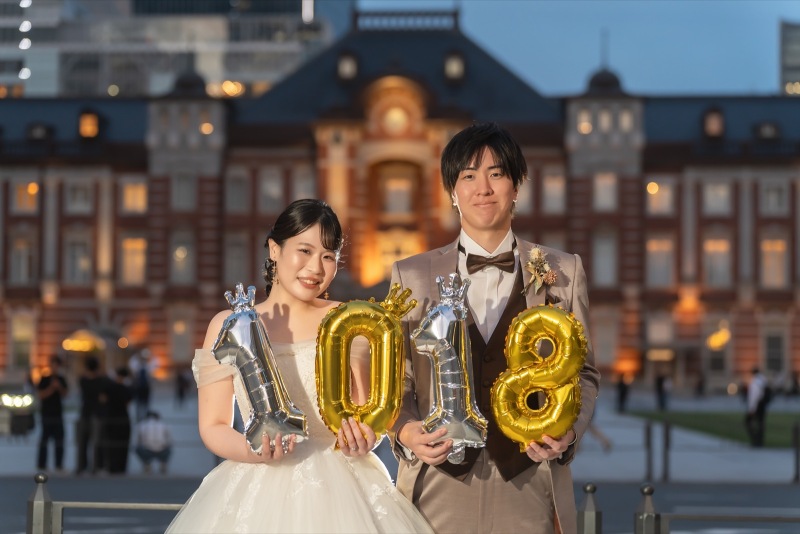 笑顔で掲げるおそろいの数字