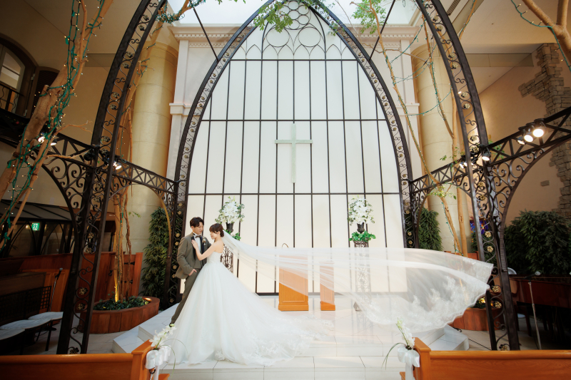 チャペルでもロングベールをパサっと♪