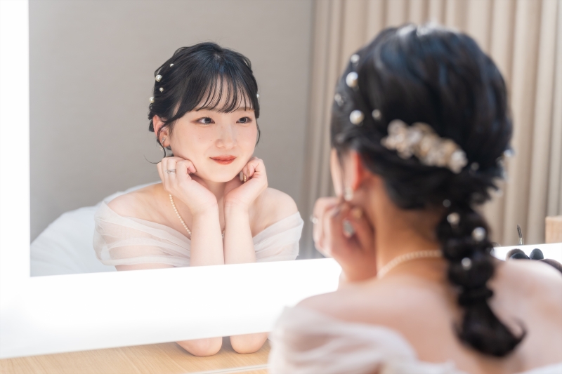 ドレスに包まれ鏡の中で静かに輝く