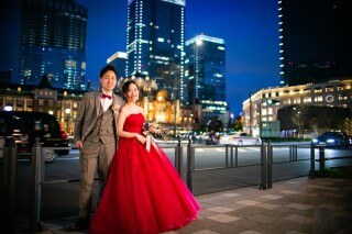 夜に映えるカラードレス