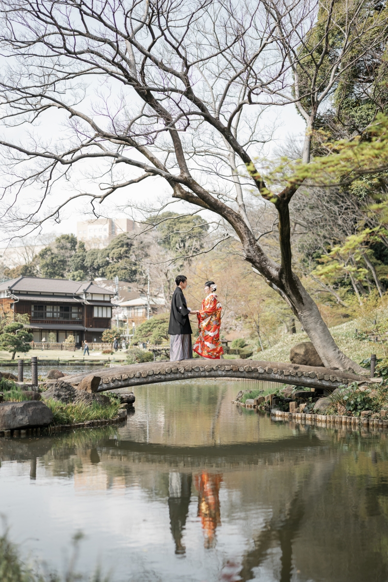 石橋の上でリフレクションに包まれる二人