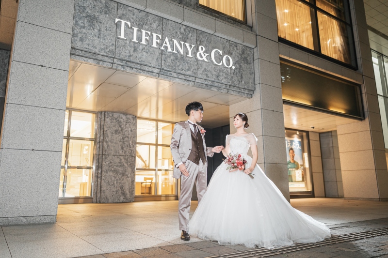 ドレスとスーツに包まれた二人の静かな佇まい