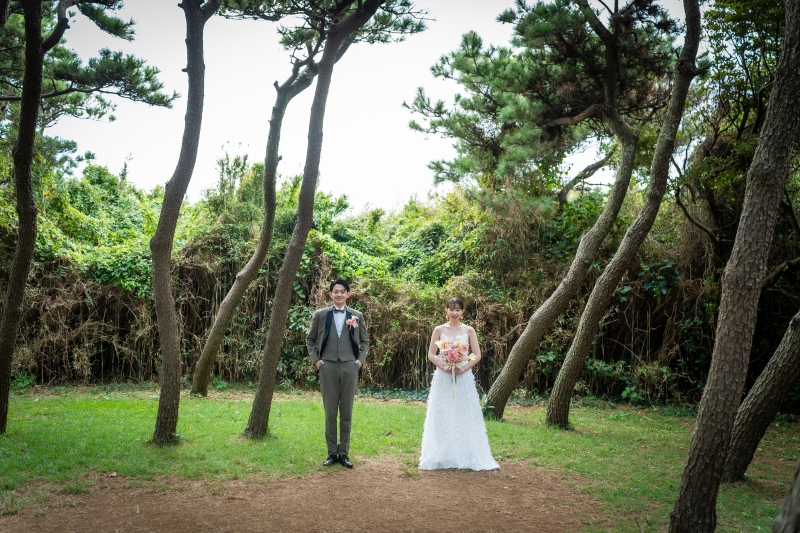 森の小道に立つ新郎新婦様