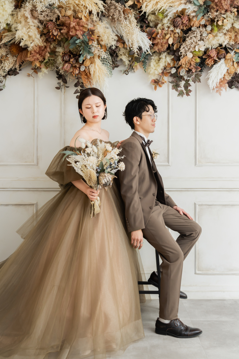 背を向け合って立つ凛とした佇まい