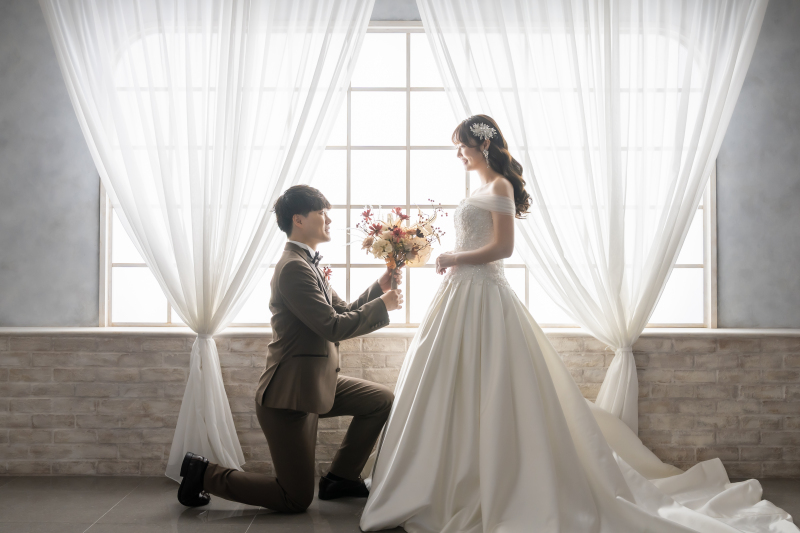 片膝をついてブーケが差し出される配置