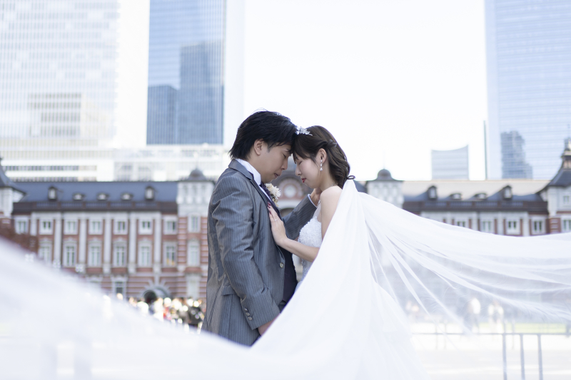 東京駅を背に・おでこが触れ合う